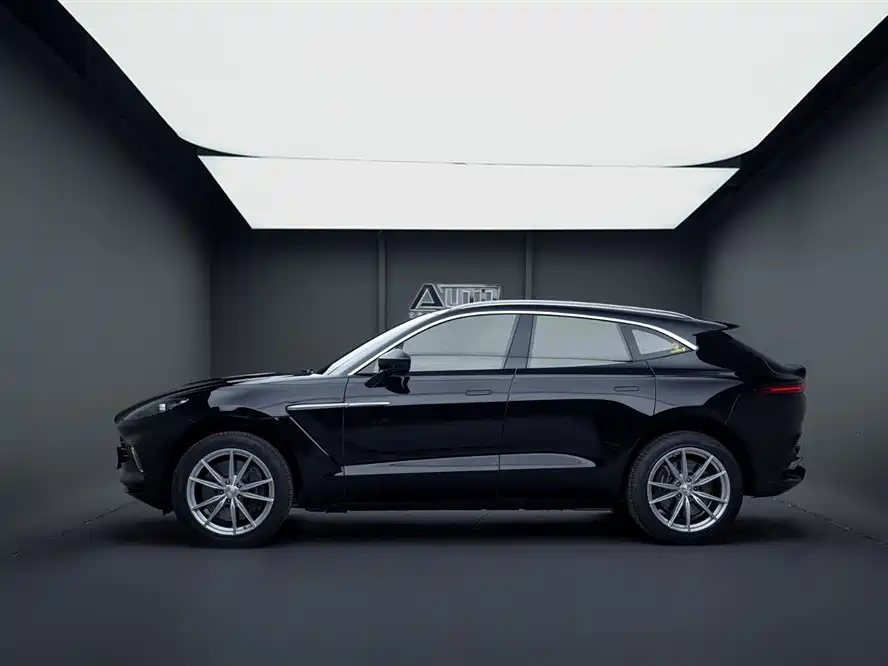 Aston Martin DBX 2023 3.0T STRAIGHT-SIX