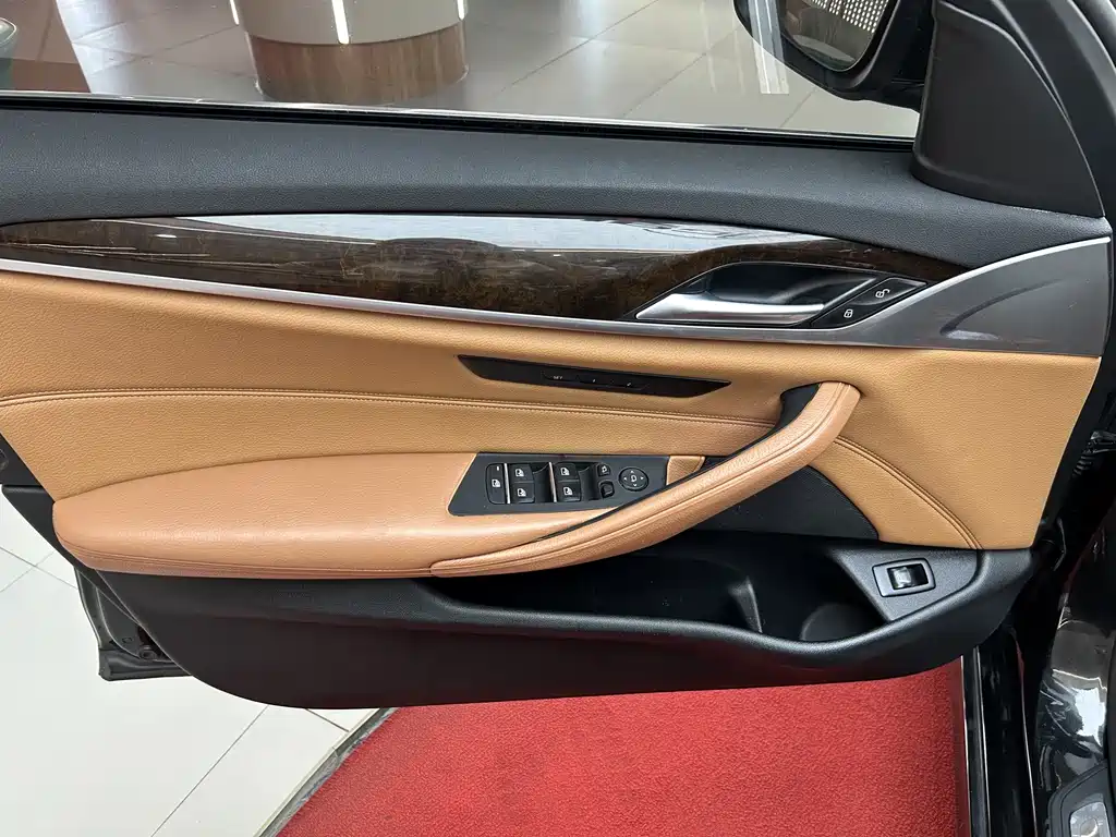 BMW 5 Series — миниатюра 12