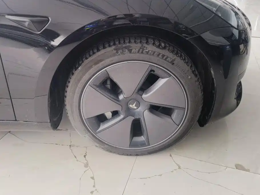 Tesla Model 3 — миниатюра 6