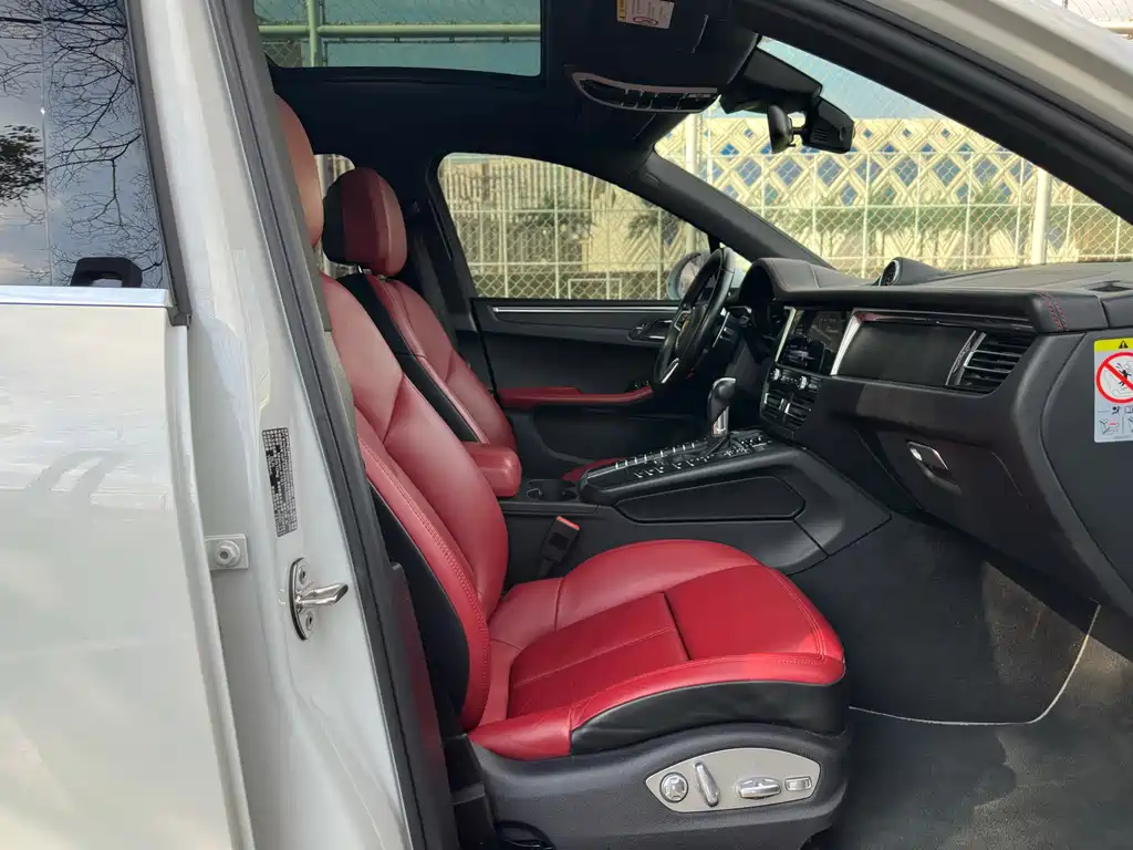 PORSCHE MACAN