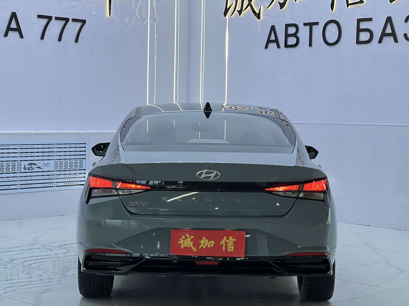 Hyundai Elantra 1.5 л 2023 г. Серебристо-серый, пробег 24000 км