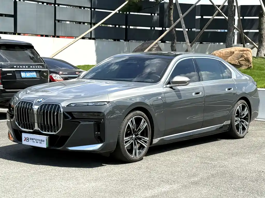 BMW i7