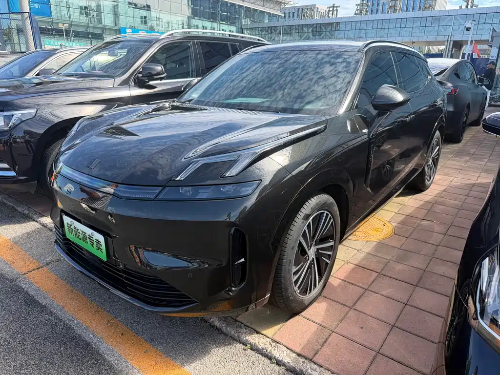 Lynk & Co 08 EM-P