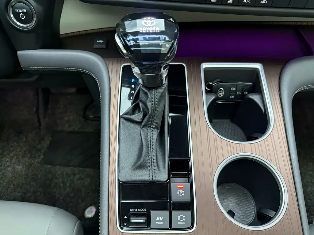 Toyota Granvia — миниатюра 12
