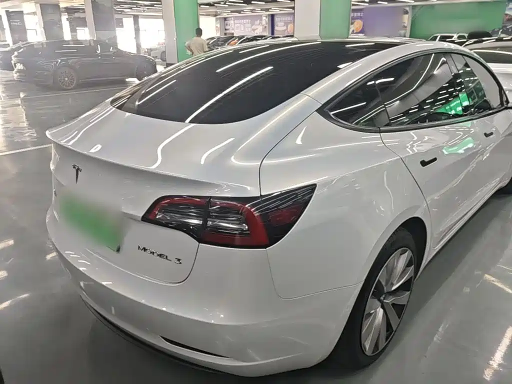 Tesla Model 3 — миниатюра 7