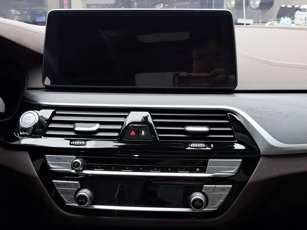 BMW 5 Series 2022 — фото 16