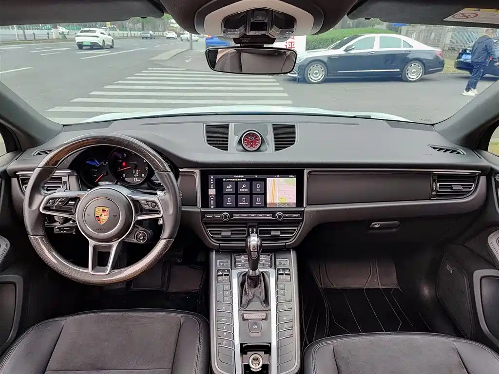 PORSCHE MACAN