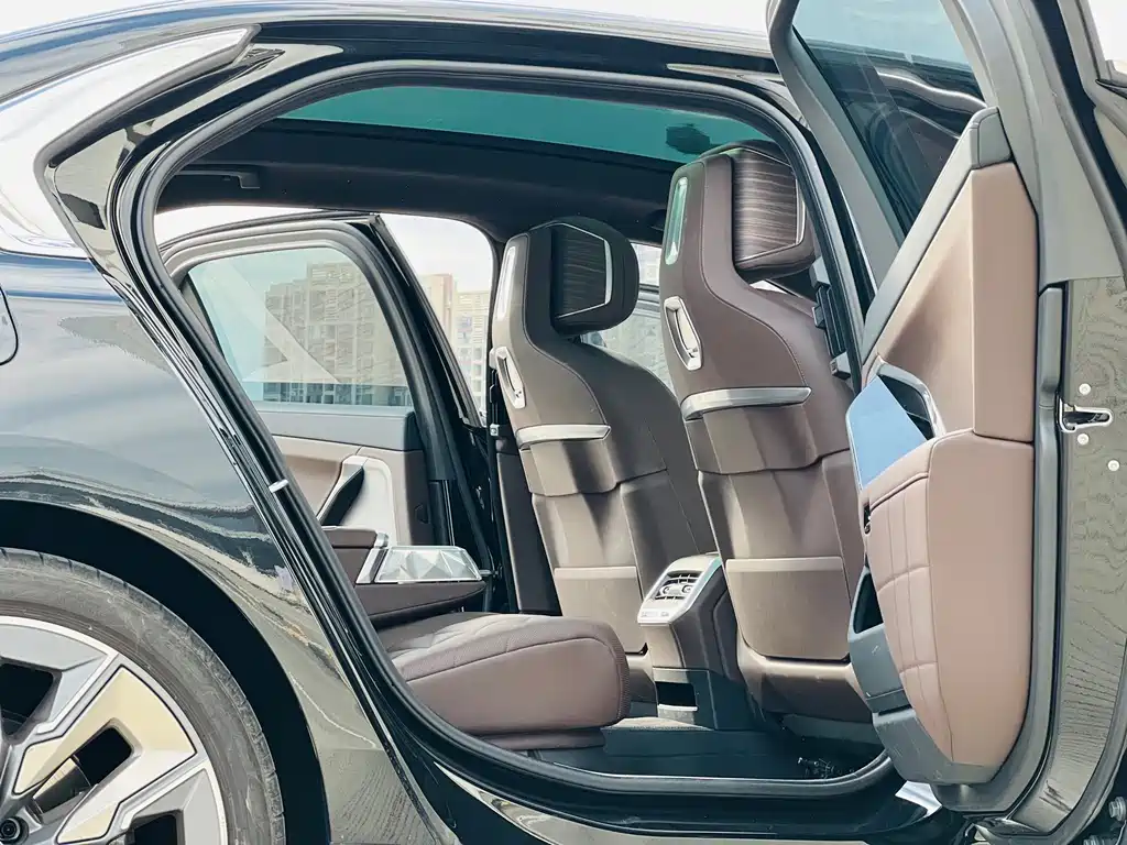 BMW 7 Series — миниатюра 7