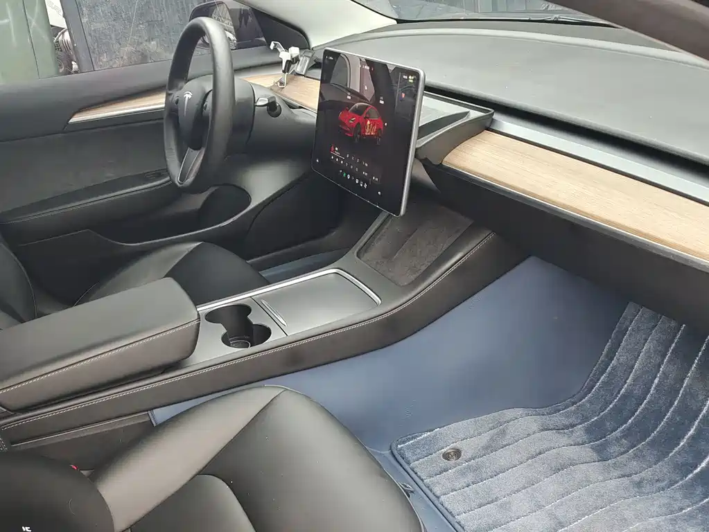 Tesla Model 3 — миниатюра 6