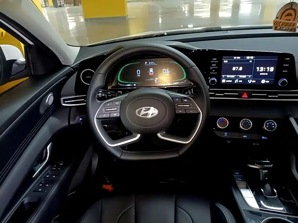 Hyundai Elantra — миниатюра 11