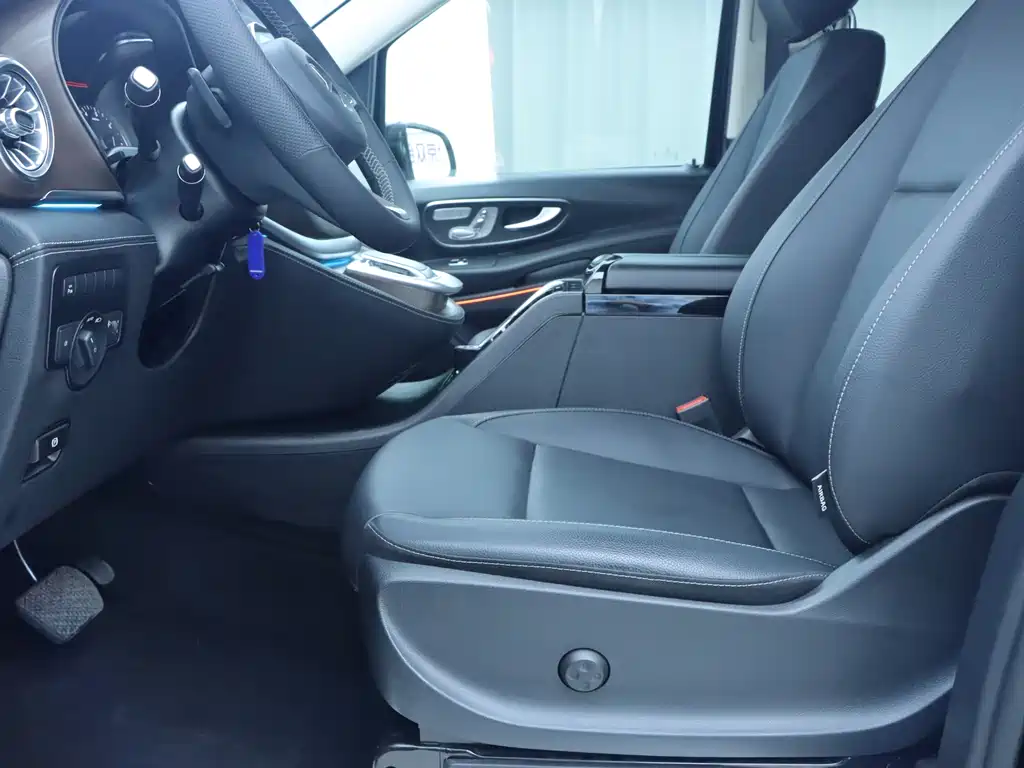 Mercedes-Benz Vito 2023 2.0T 7 мест