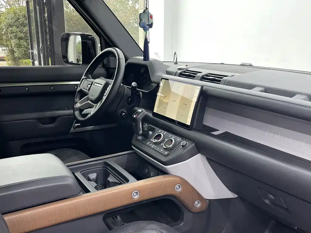 Land Rover Defender 2023 — фото 12