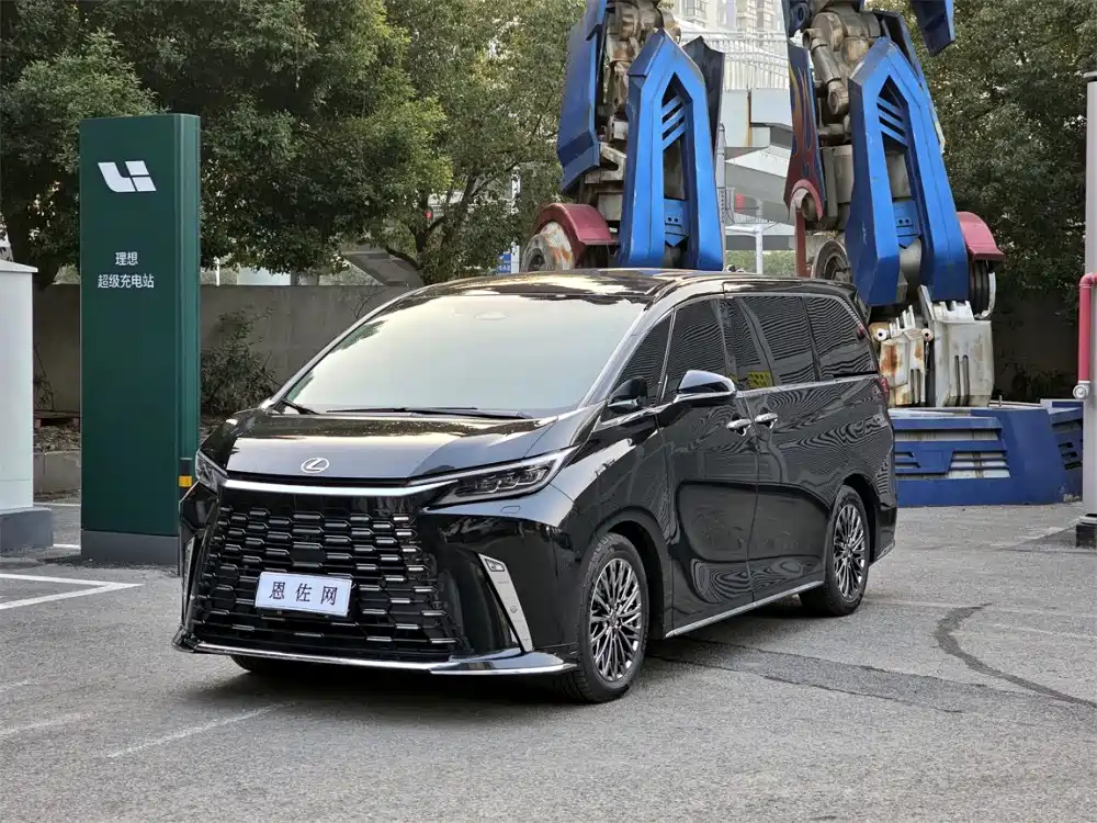 Lexus LM 2025 500h мест