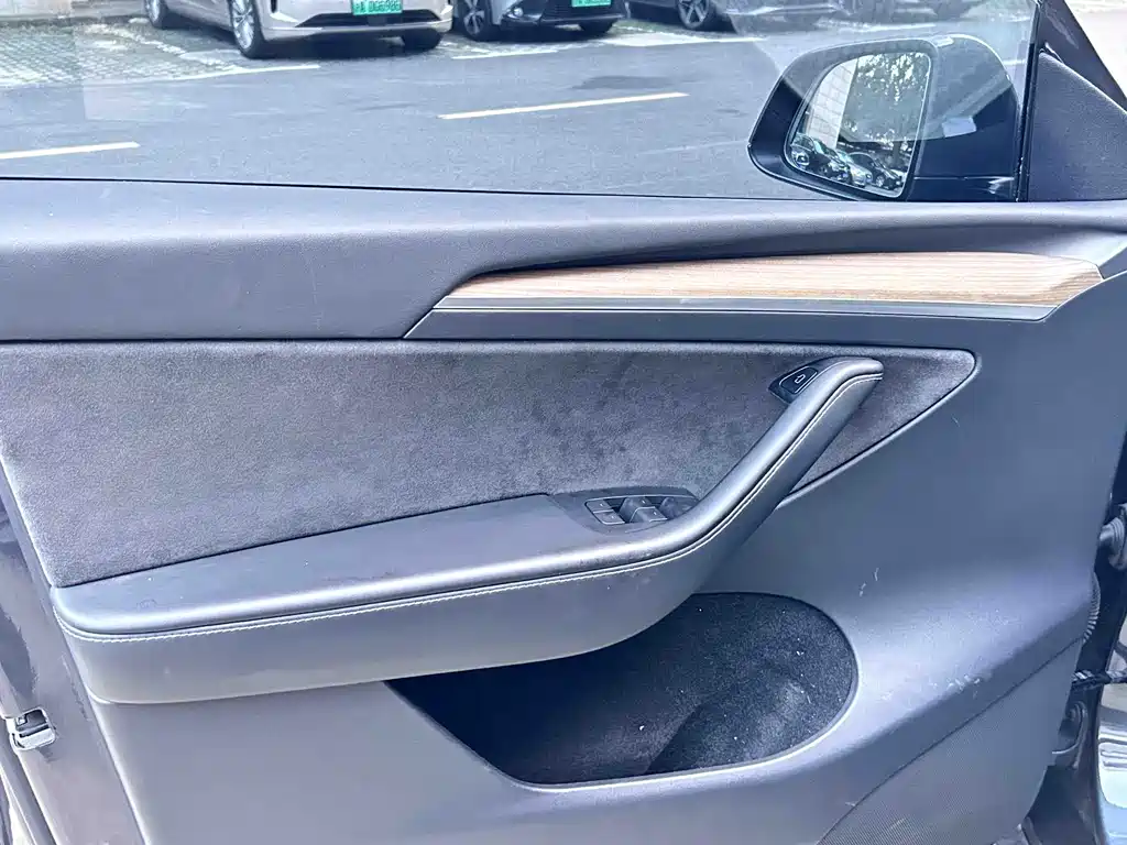Tesla Model Y — миниатюра 12