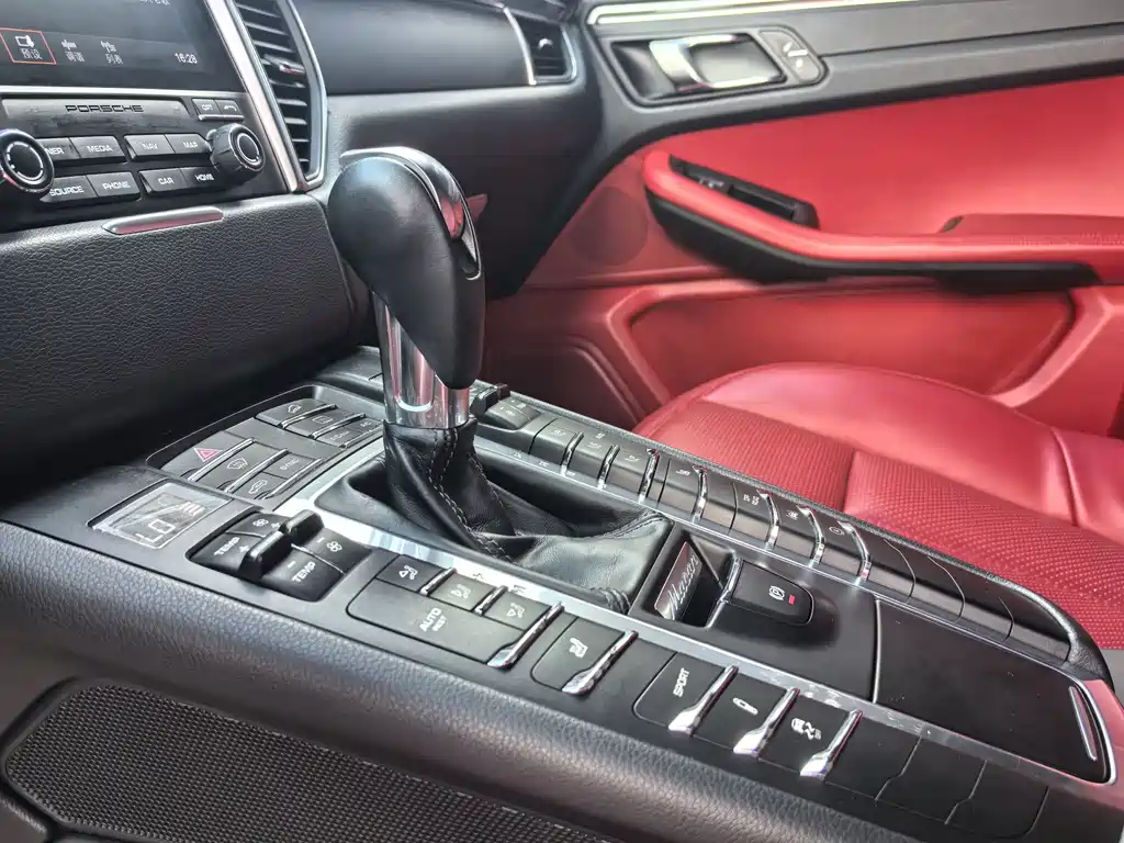 PORSCHE MACAN