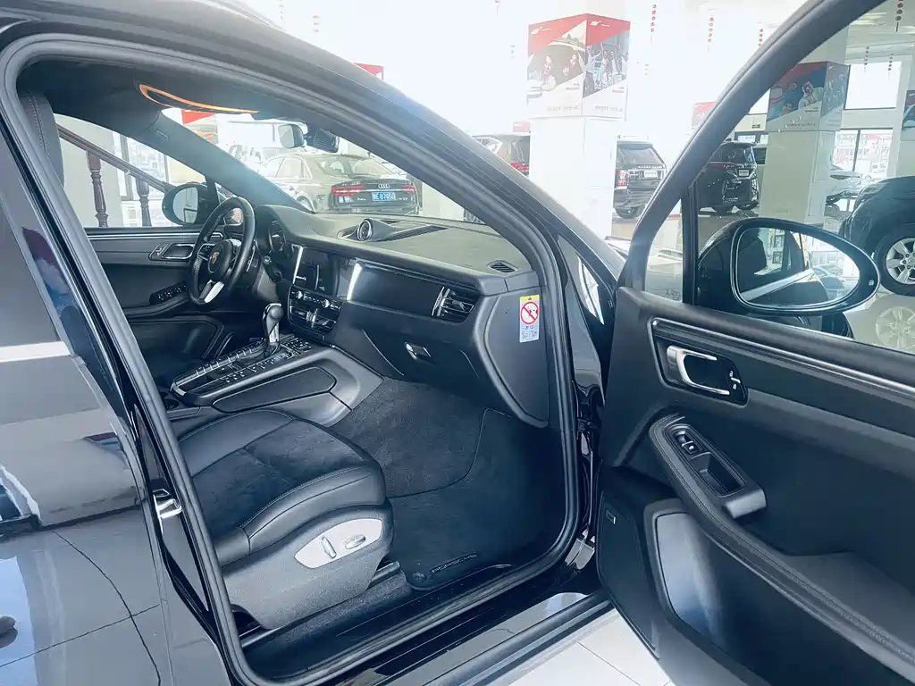 PORSCHE MACAN