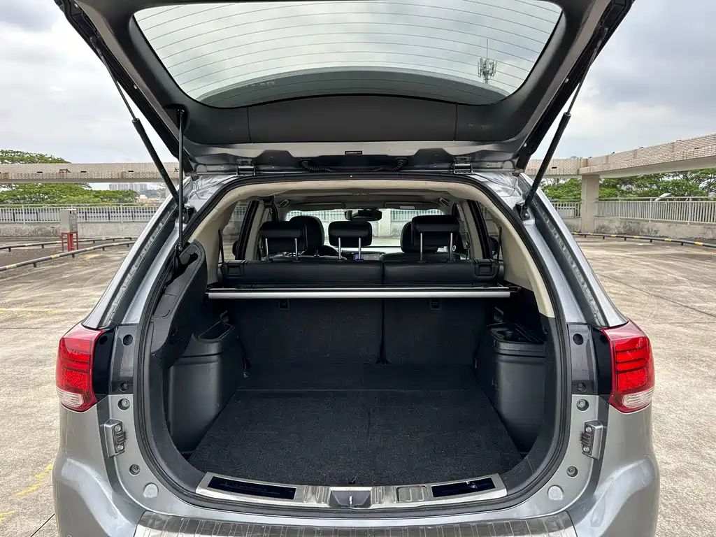 MITSUBISHI OUTLANDER