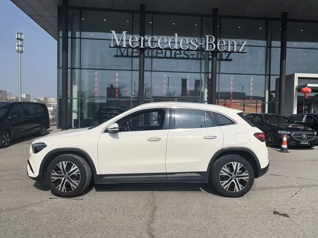 MERCEDES-BENZ GLA