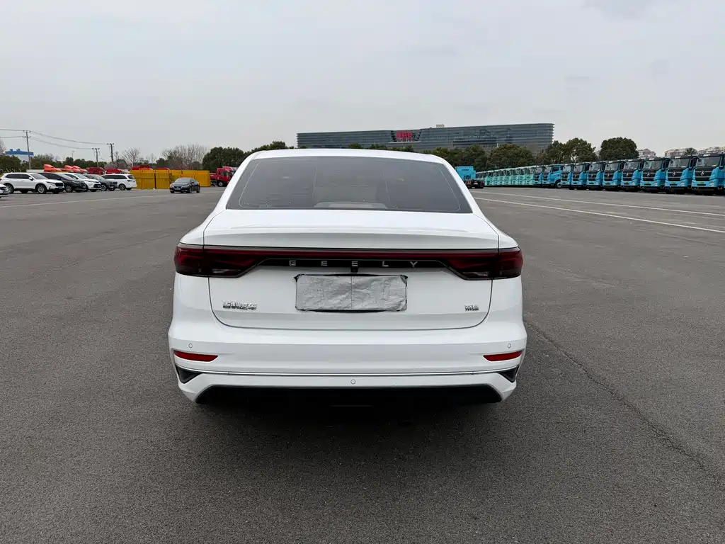 Geely Emgrand 2022 4 1.5L CVT Luxury