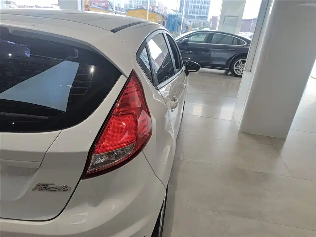 Ford Fiesta 2013 1.5L AT Fashion