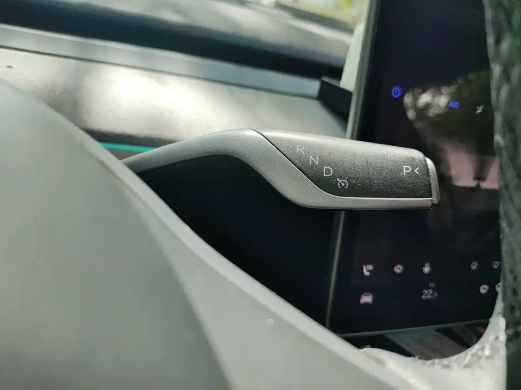 Tesla Model Y — миниатюра 15