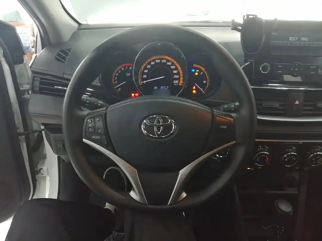 Toyota Yaris L 2022 — фото 10