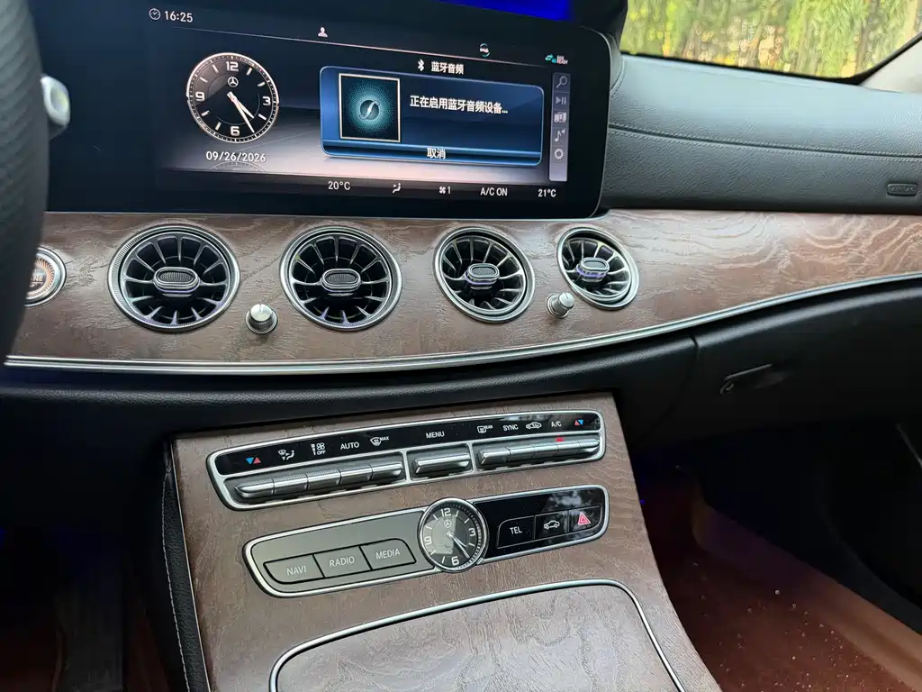 Mercedes-Benz E-Class — миниатюра 11