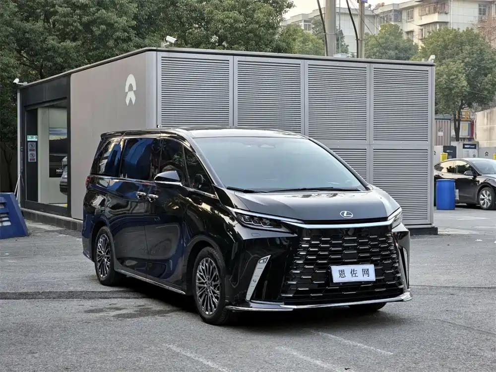 Lexus LM 2025 500h мест
