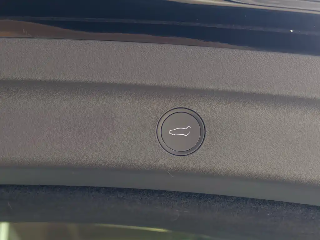 Tesla Model Y — миниатюра 28