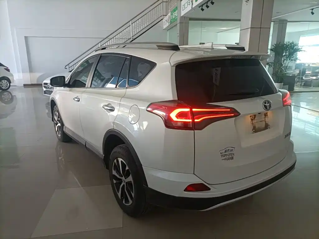 Toyota RAV4 — миниатюра 5