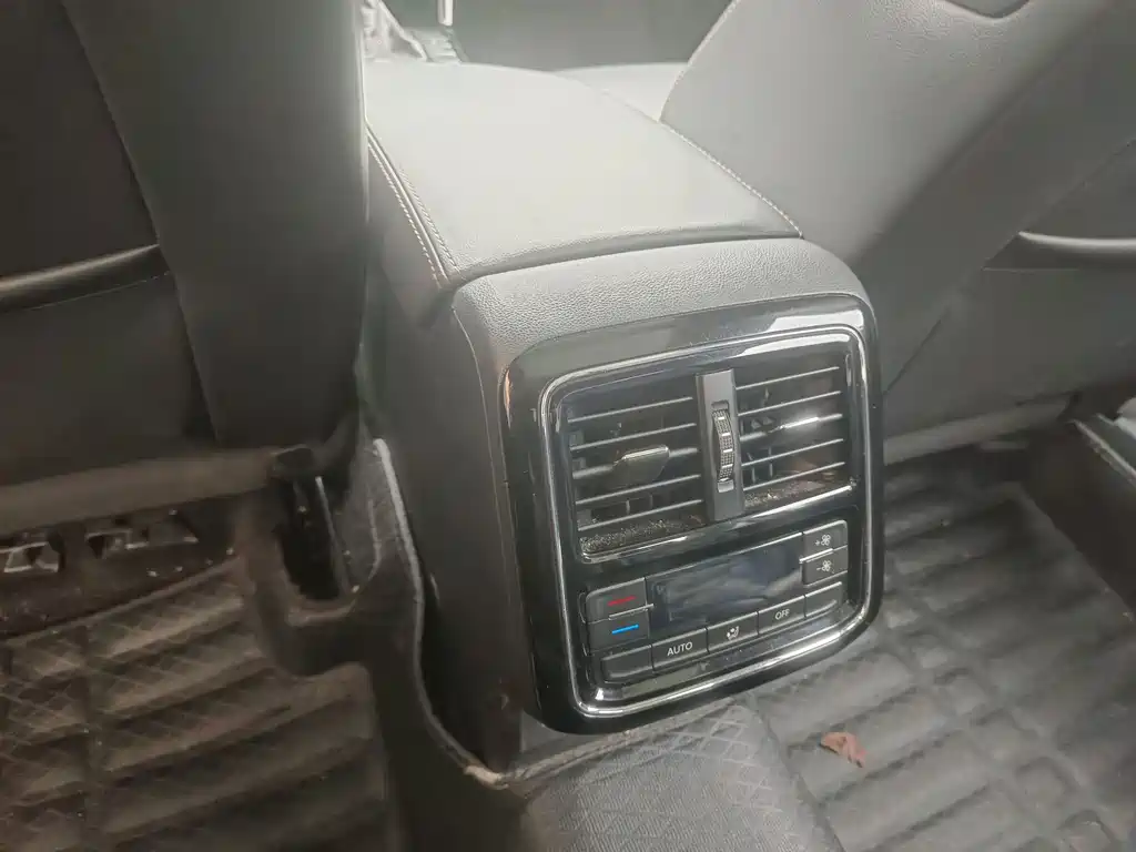 Volkswagen Passat PHEV — миниатюра 10
