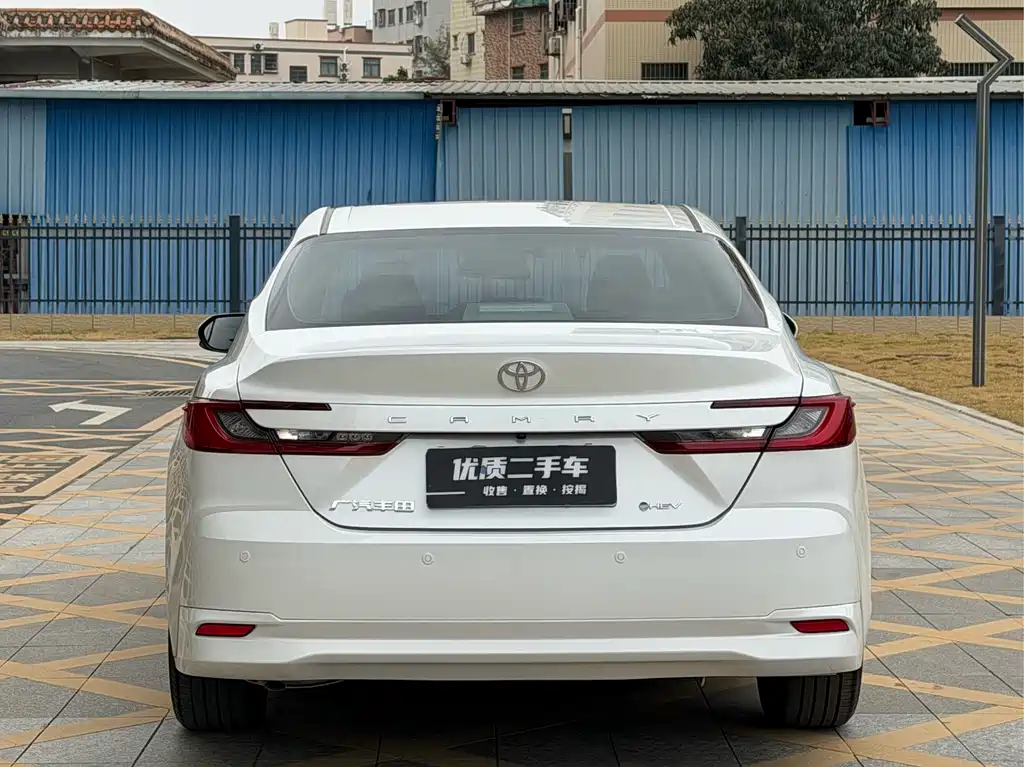 Toyota Camry — миниатюра 8