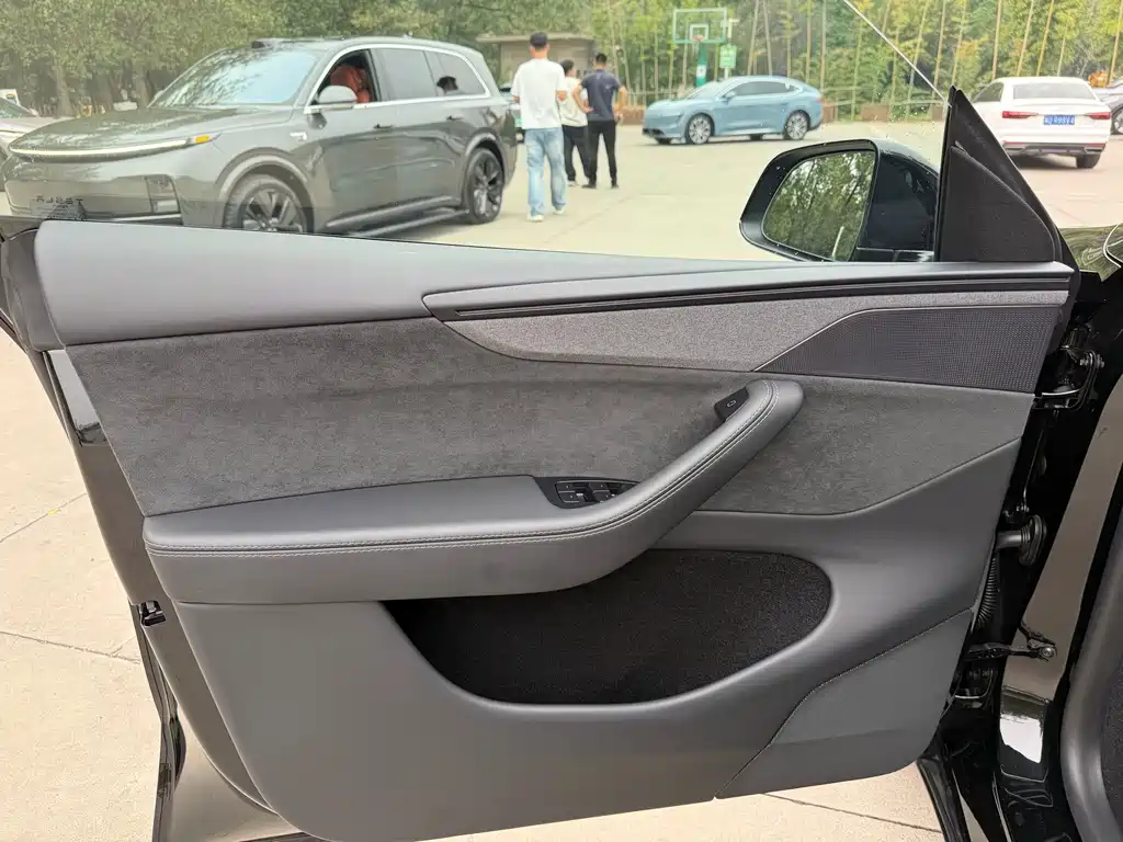 Tesla Model Y — миниатюра 9