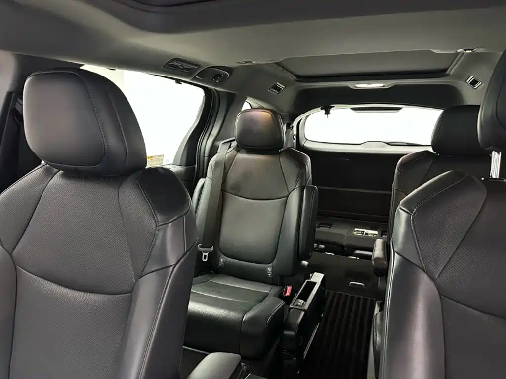 Toyota Granvia — миниатюра 13
