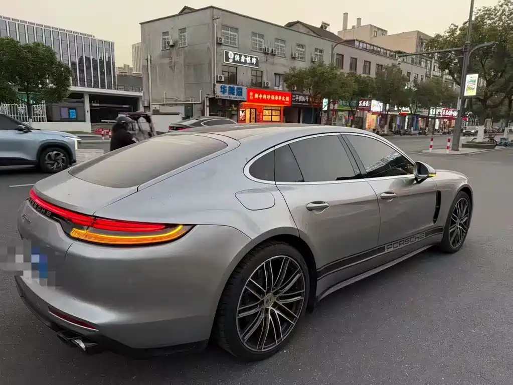 PORSCHE PANAMERA