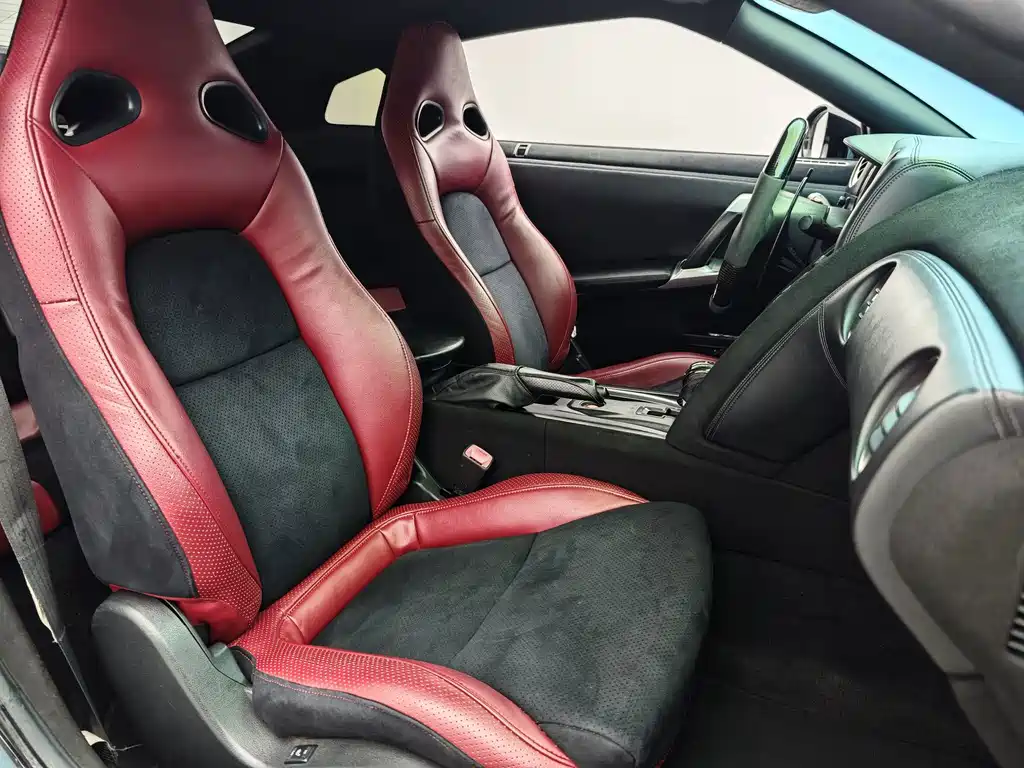 Nissan GT-R — миниатюра 14