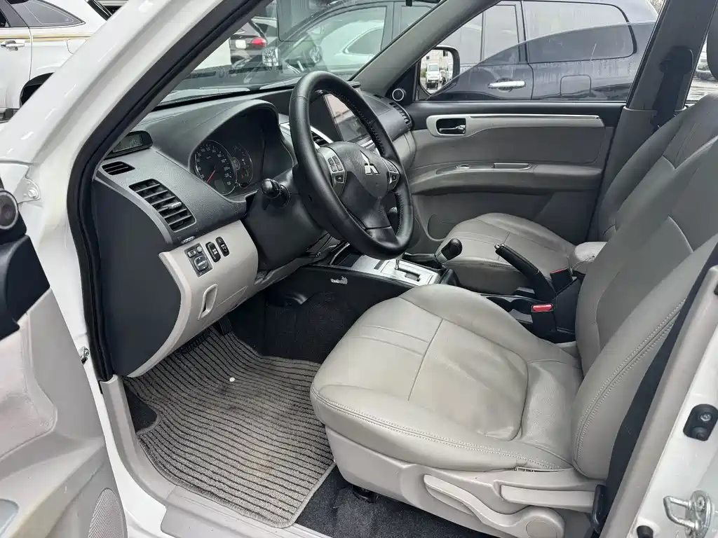 Mitsubishi Pajero Sport — миниатюра 4