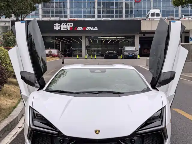 LAMBORGHINI REVUELTO 2025