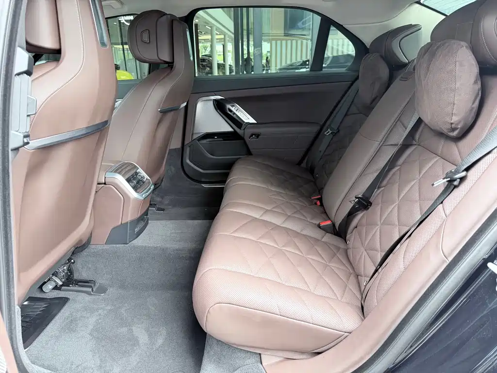 BMW i7 — миниатюра 12