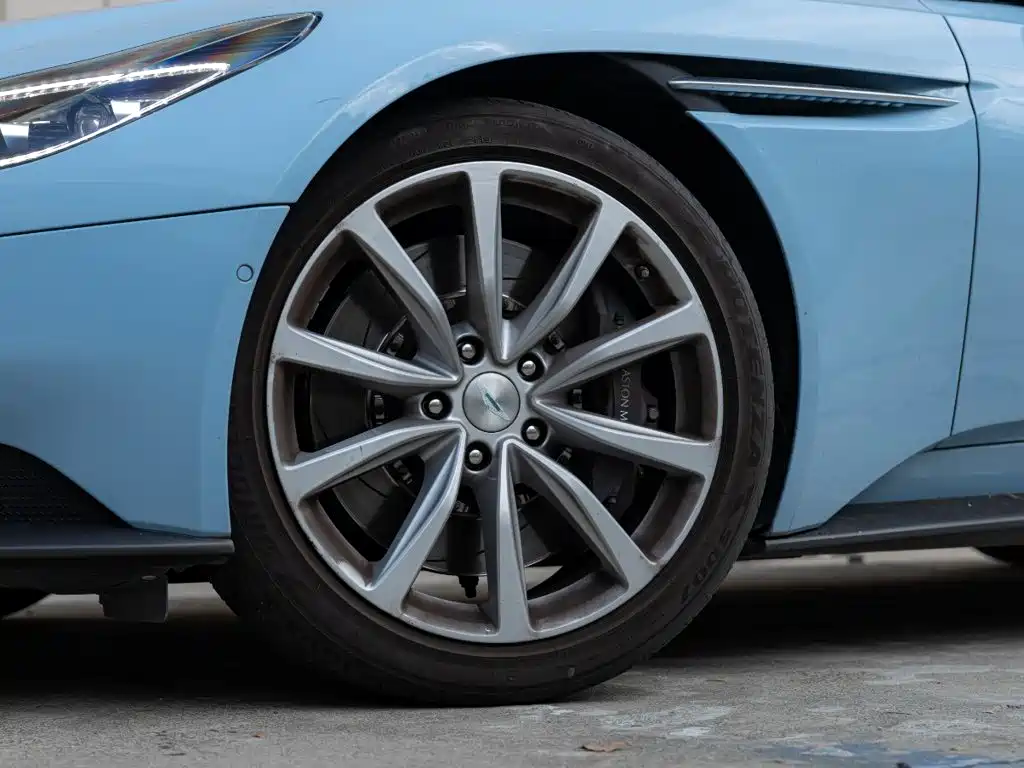 Aston Martin DB11 — миниатюра 8