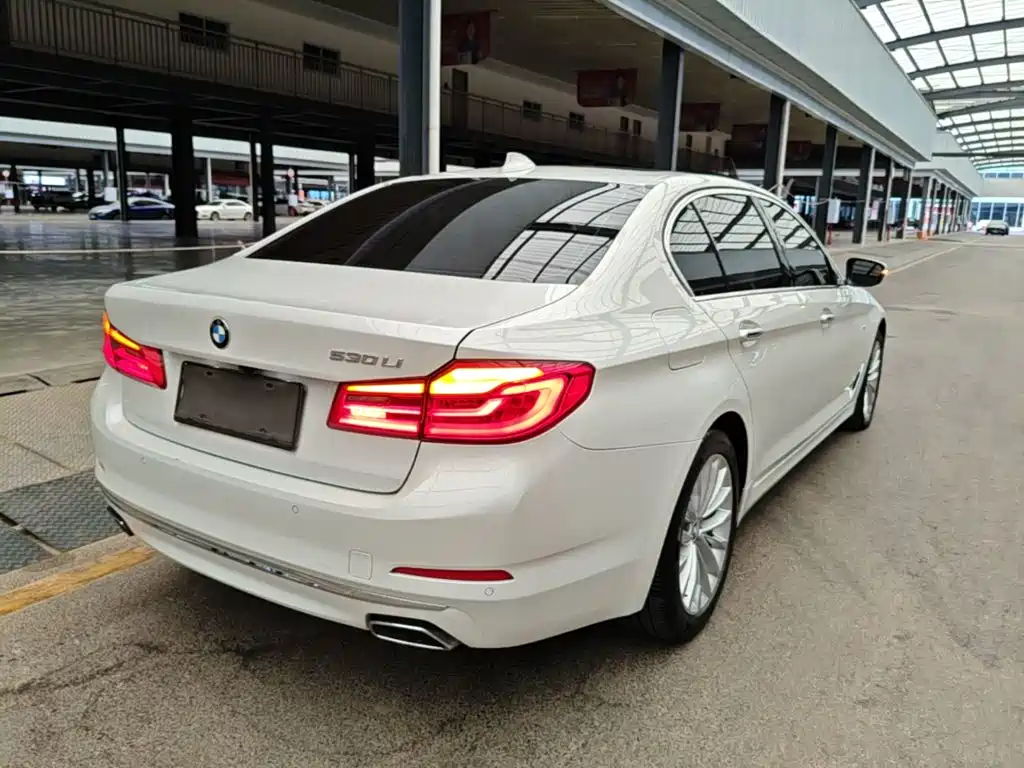 BMW 5 Series — миниатюра 7