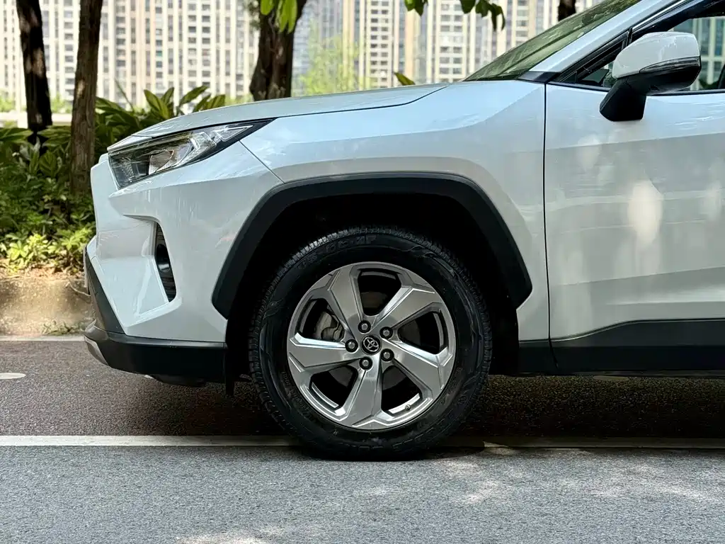 Toyota RAV4 — миниатюра 6