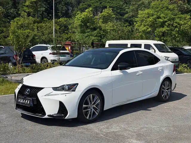 Lexus IS