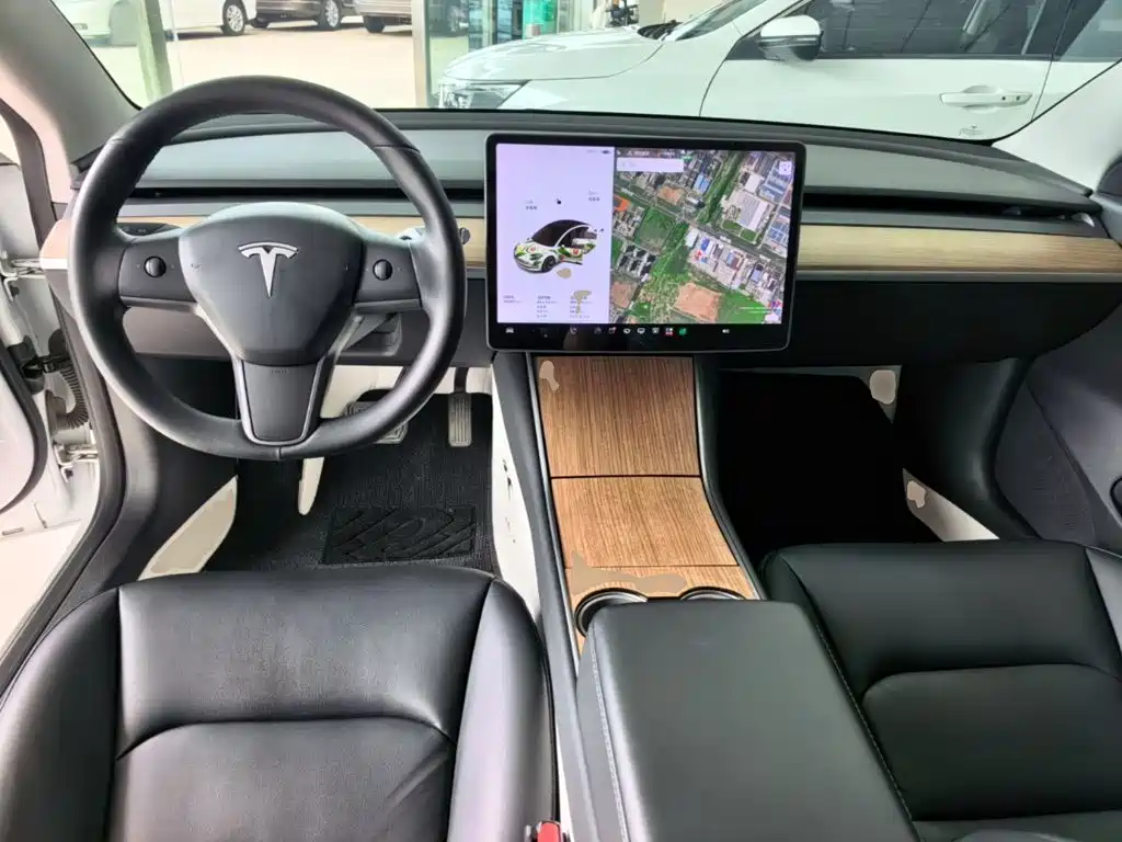 Tesla Model 3 — миниатюра 10