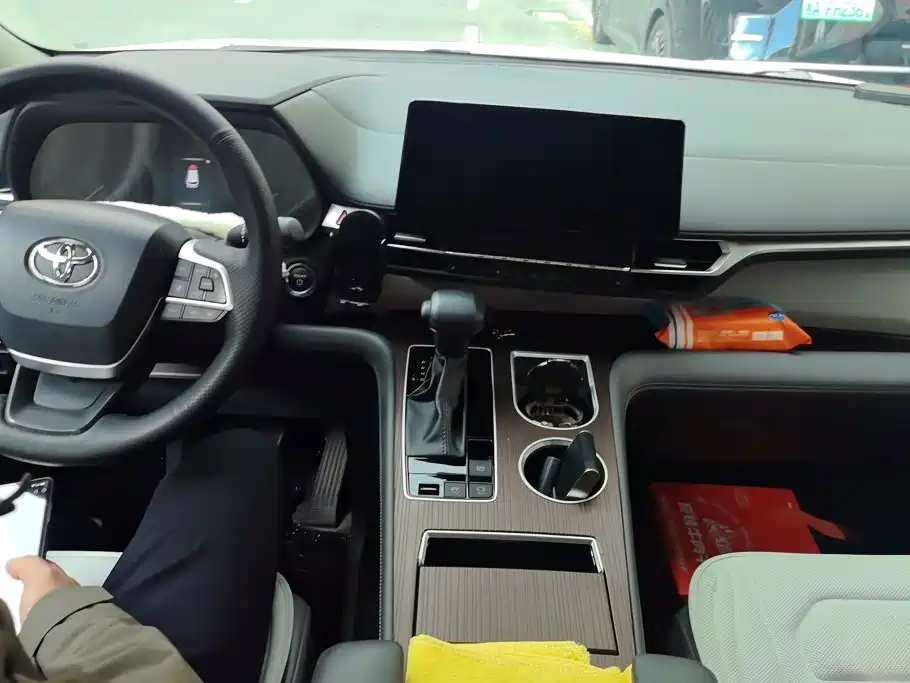 Toyota Granvia — миниатюра 12