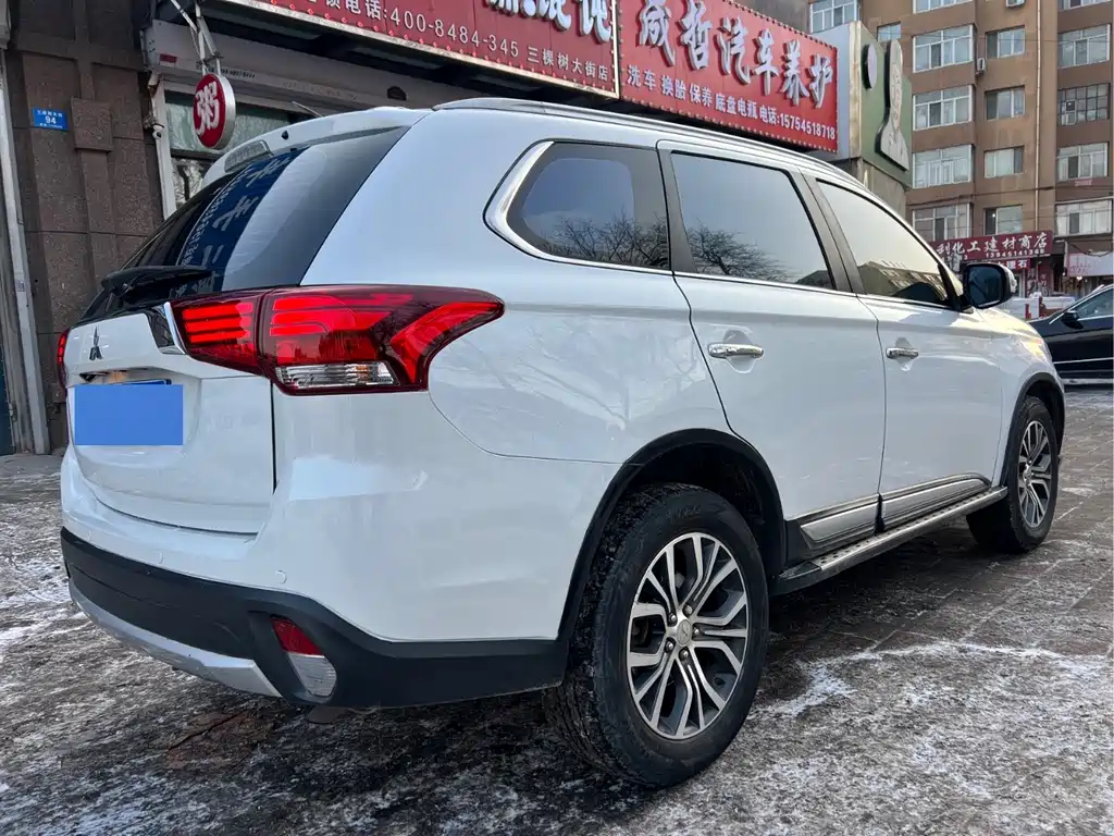 MITSUBISHI OUTLANDER