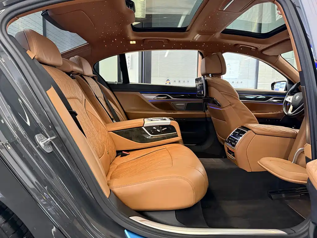 BMW 7 Series — миниатюра 10