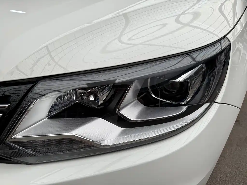 Volkswagen Tiguan 2015 2.0TSI AT Luxury