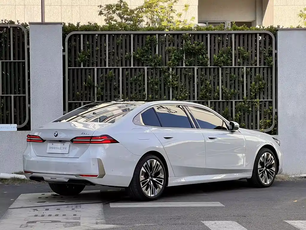 BMW 5 Series — миниатюра 4