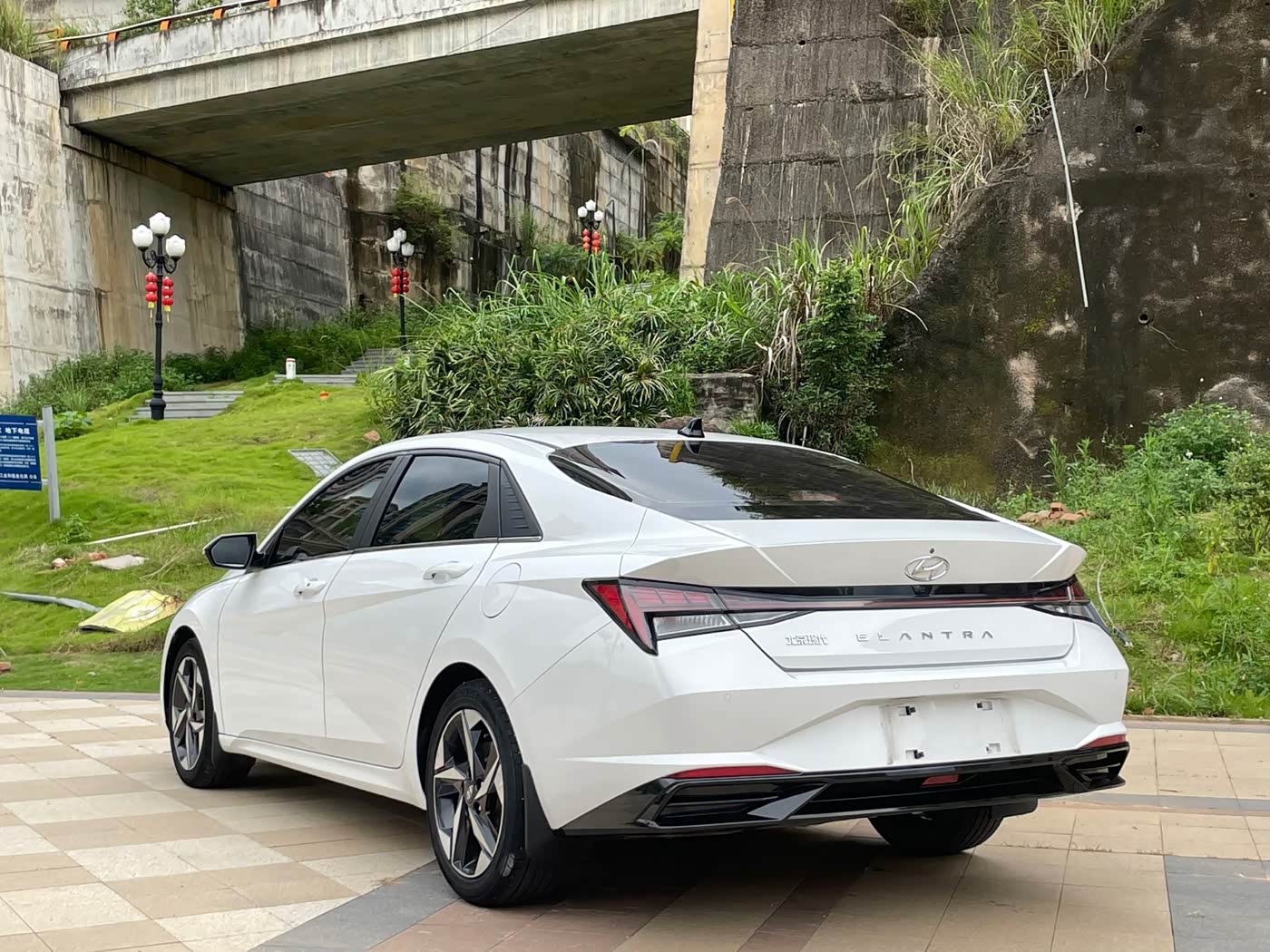 Hyundai Elantra 1.5 л 2022 г. Белый, пробег 49000 км